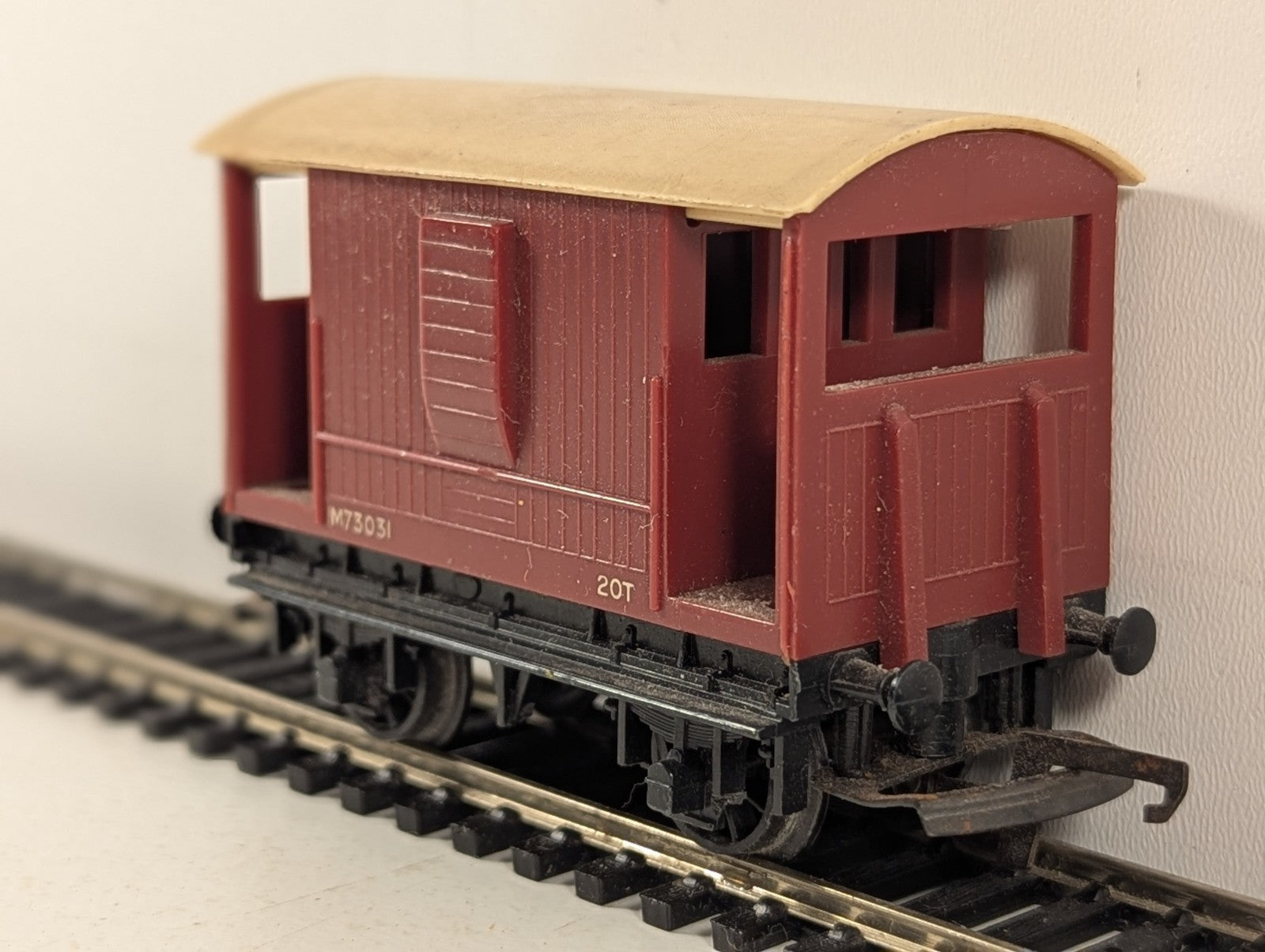 Tri-ang OO Gauge 20 Ton Brake Van M73031 BR Maroon