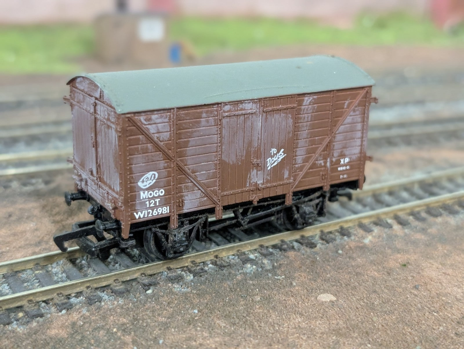 Bachmann 37-700 Bachmann OO Gauge 12 Ton MOGO Van BR Bauxite W126981 Weathered