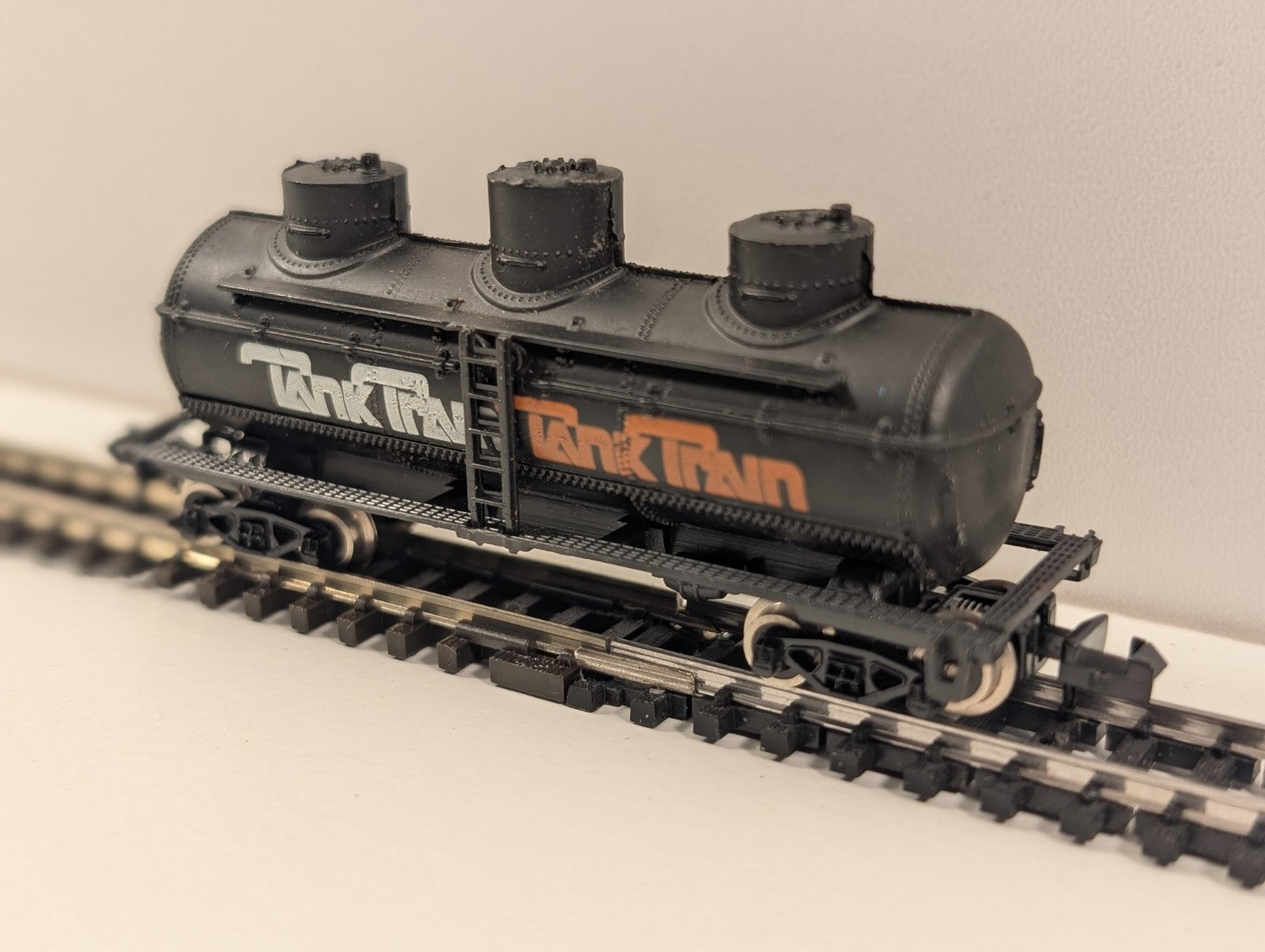 Model Power N Scale GATX “Tank Train” 3-Dome Tank Car