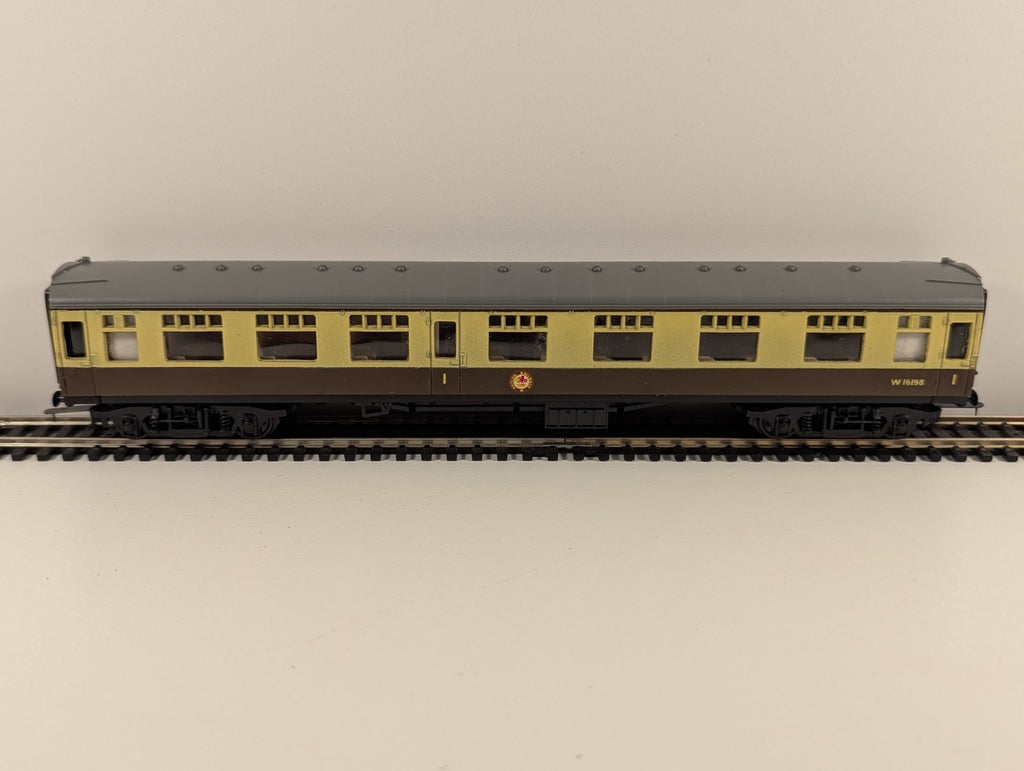 Trix OO Gauge BR Mk1 Composite Corridor Coach – W16198