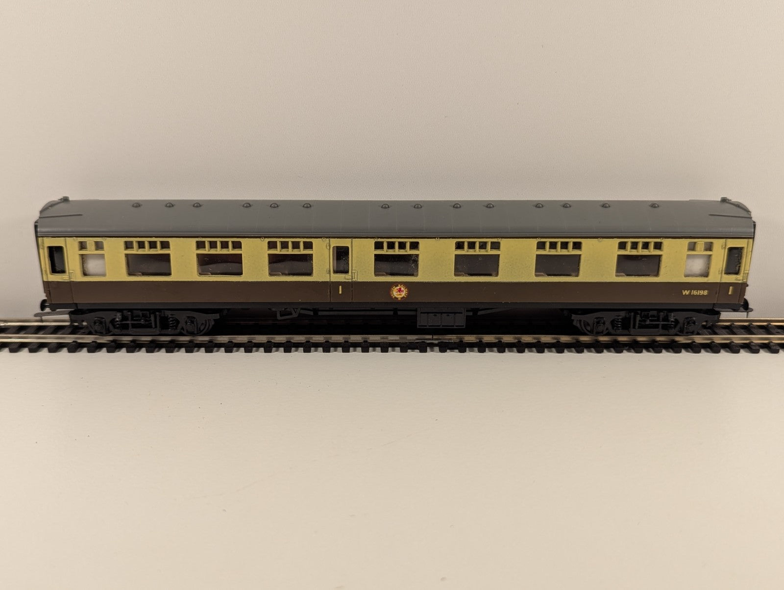 Trix OO Gauge BR Mk1 Composite Corridor Coach – W16198
