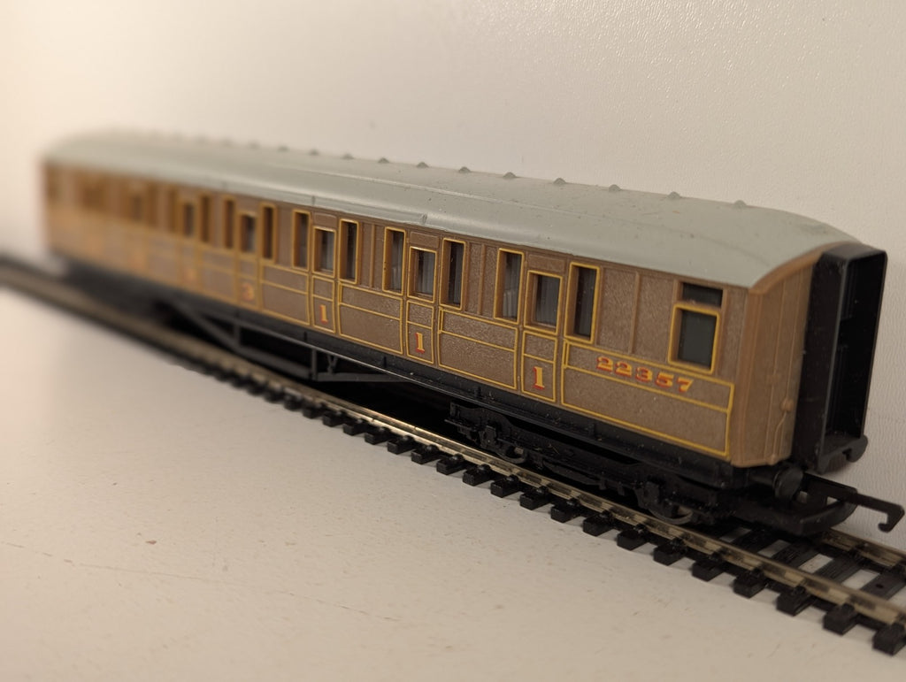 Hornby OO Gauge LNER Teak Composite Coach Passenger Coach 22357