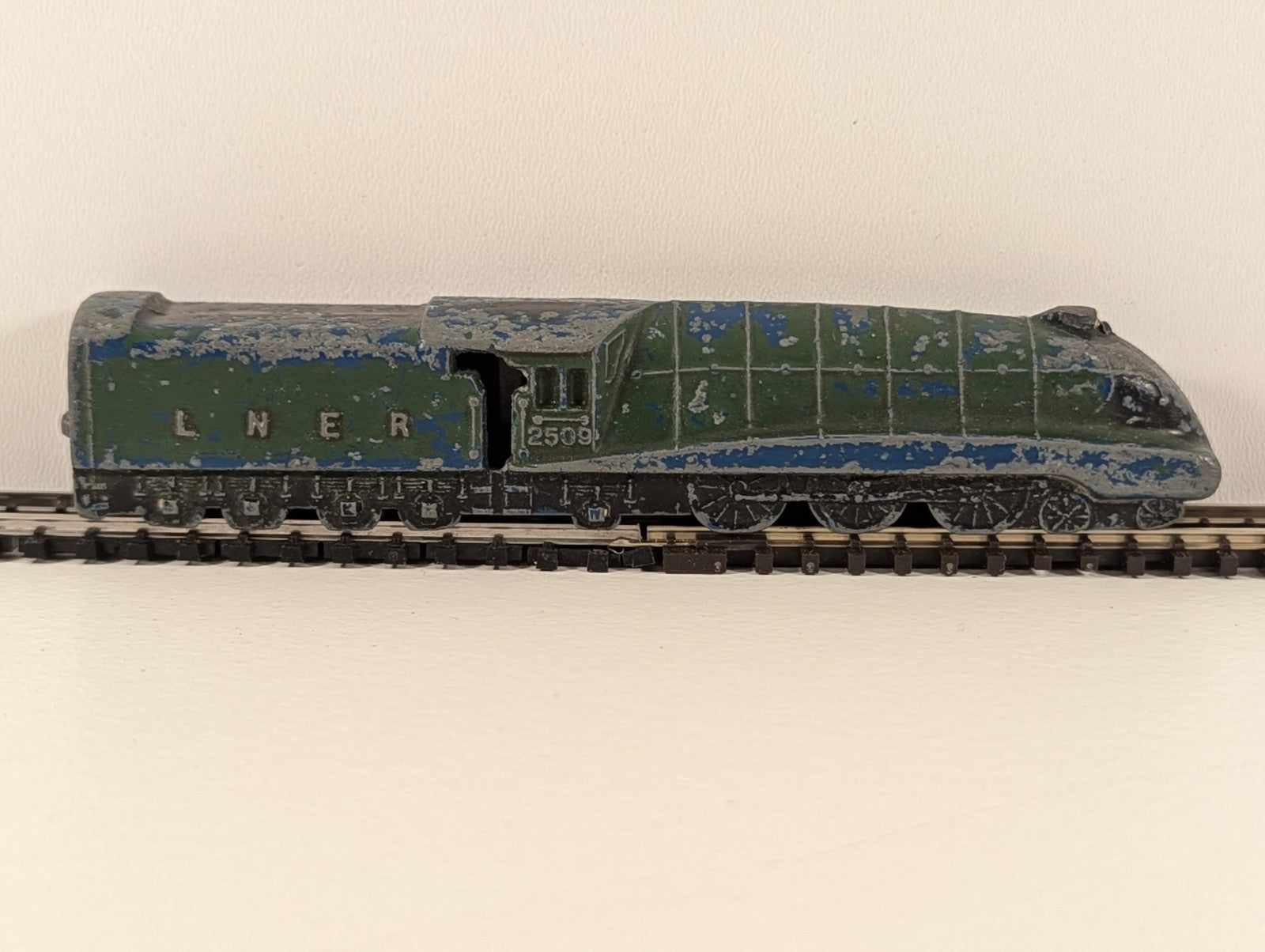 Vintage Dinky Toys Meccano L N E R 2509 Express Passenger Train
