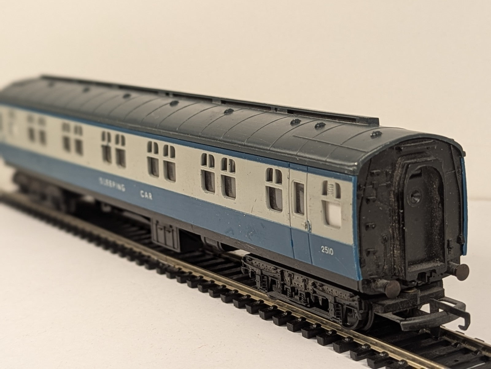 Hornby R339 OO Gauge BR Blue/Grey Mk1 Sleeper Coach No. 2510