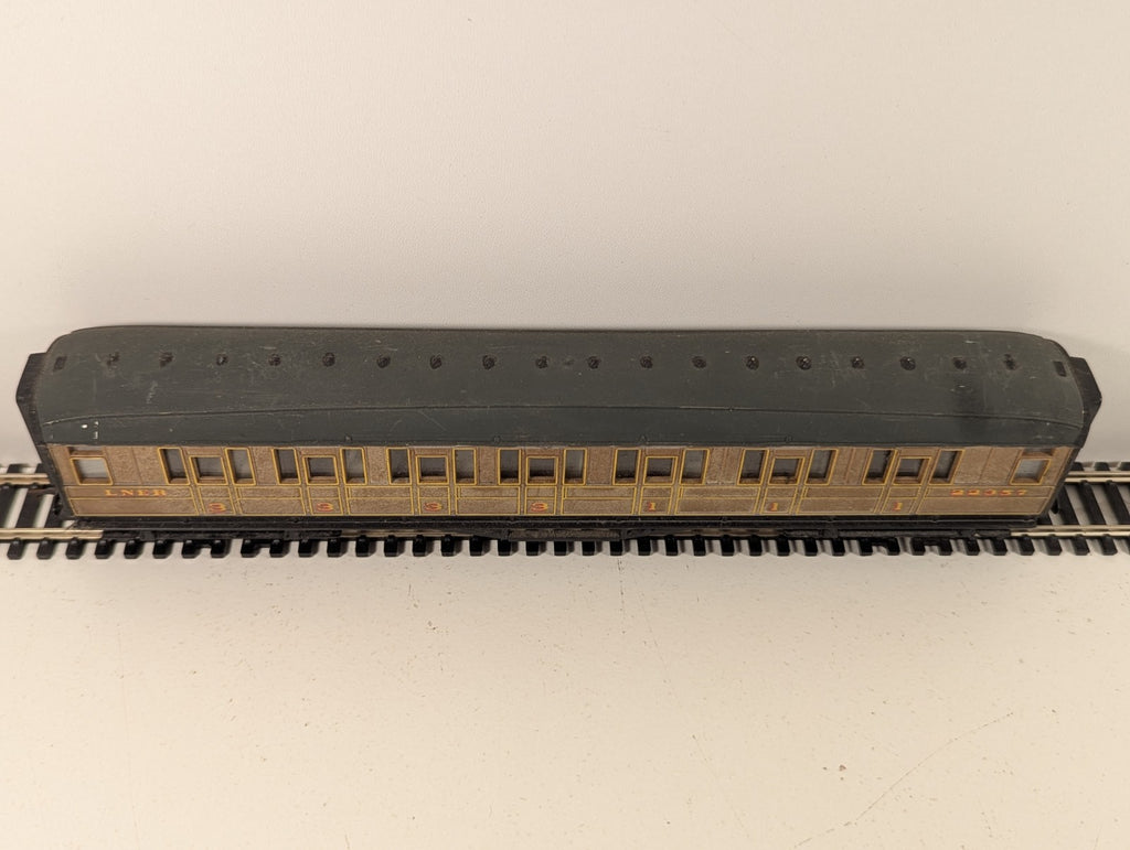 Hornby OO Gauge LNER Gresley Teak Corridor Composite Coach (Repainted Roof)