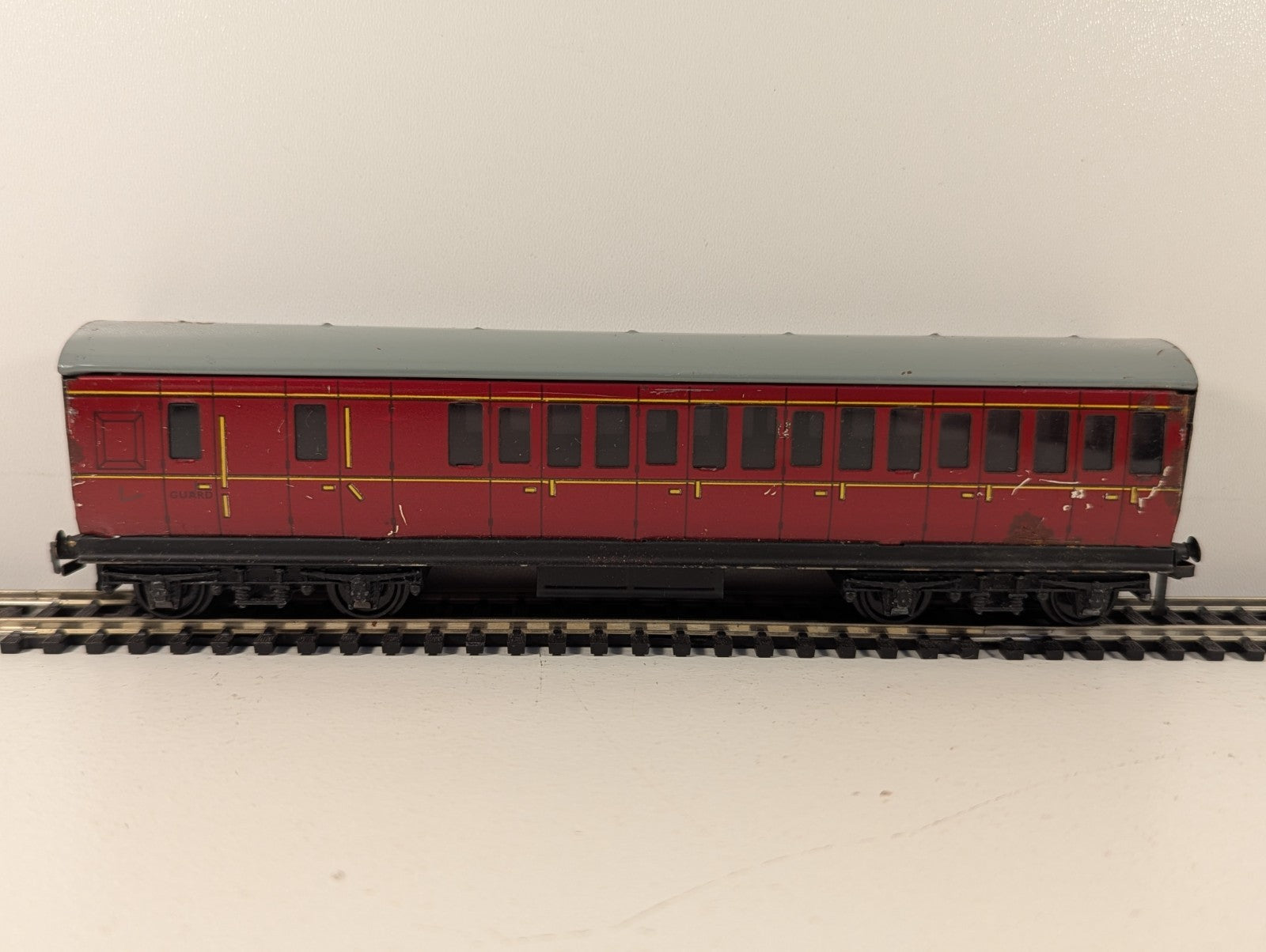 Hornby Dublo OO Gauge Tinplate Suburban Brake Coach
