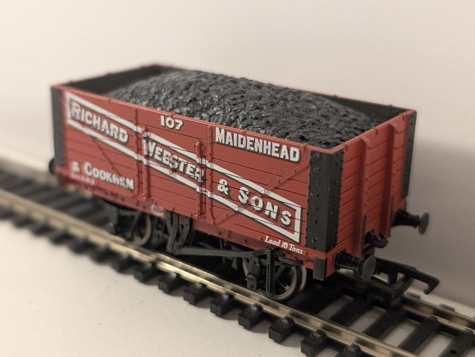 Bachmann OO Gauge 7-Plank Wagon – Richard Webster & Sons No. 107