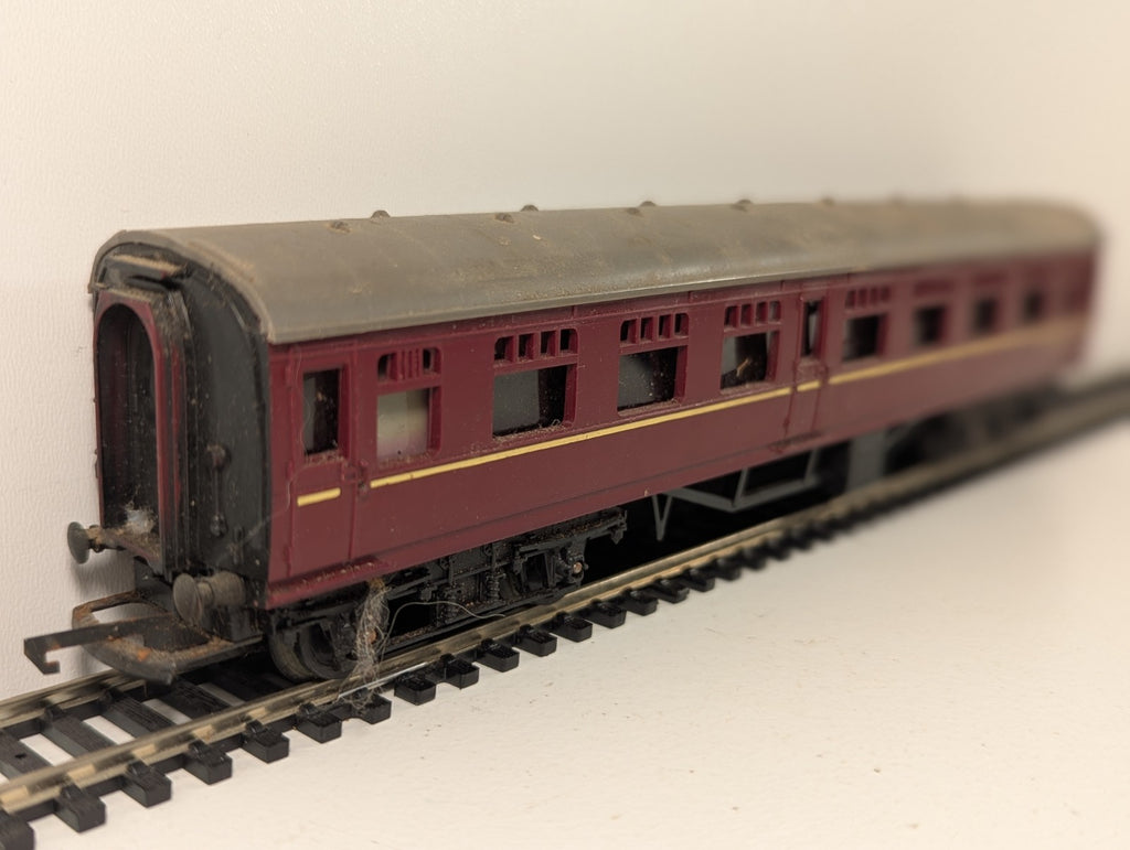 Tri-ang OO Gauge BR Mk1 1st class Corridor Composite Coach Maroon