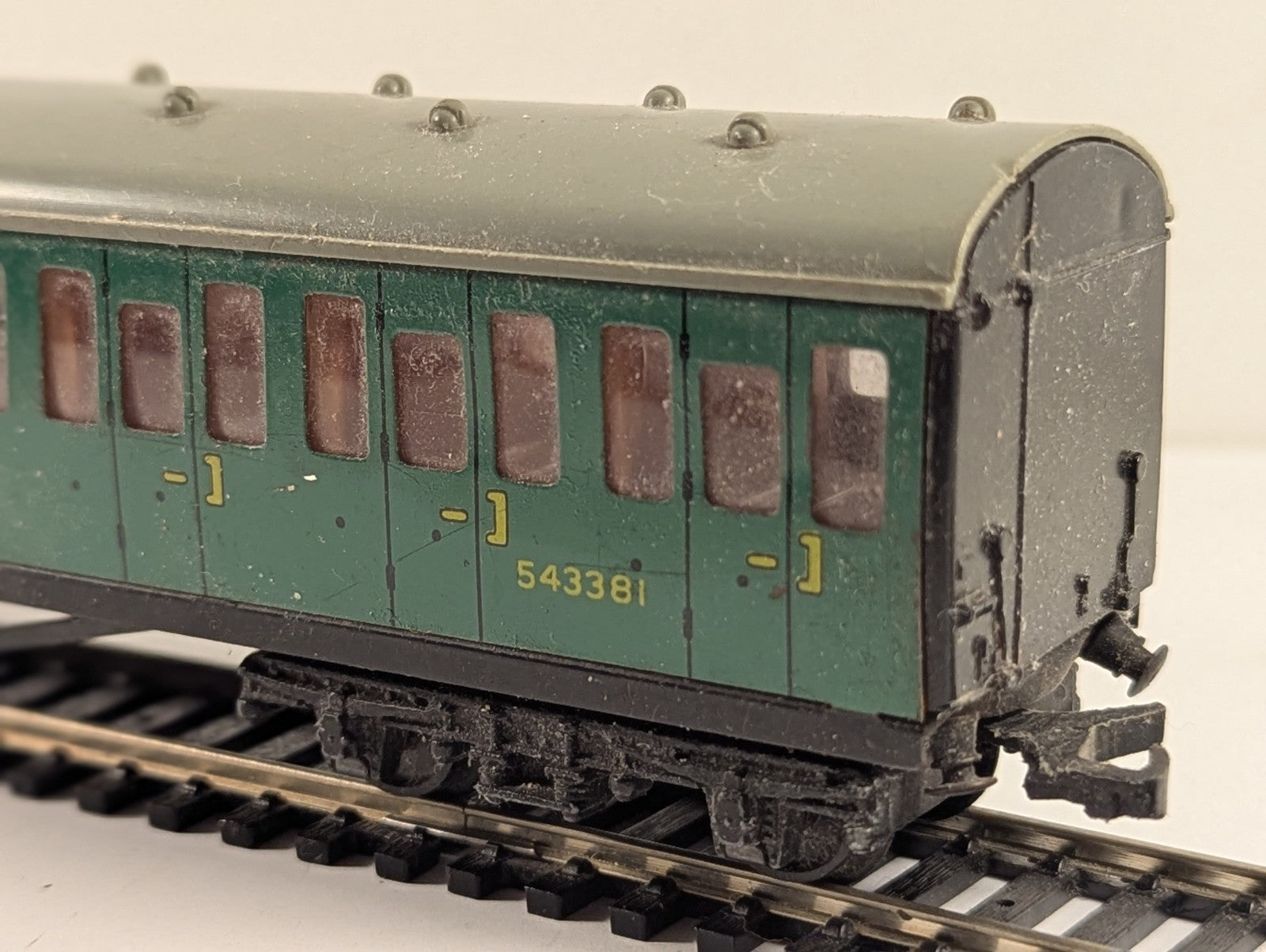 Hornby Dublo 4081 BR Green Suburban Composite Brake Coach OO Gauge - Damaged