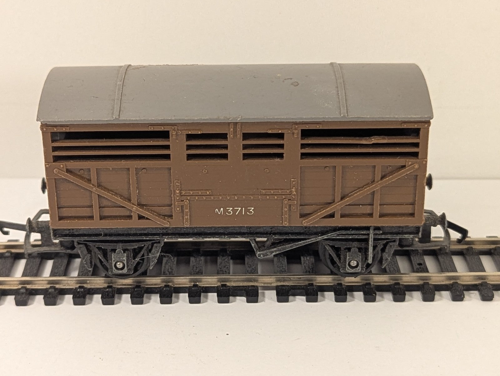 Tri-ang OO Gauge R13 Cattle Wagon Brown M3713