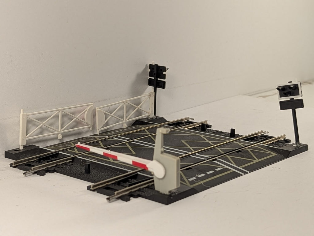 Hornby OO Gauge Double Track Level Crossing R636