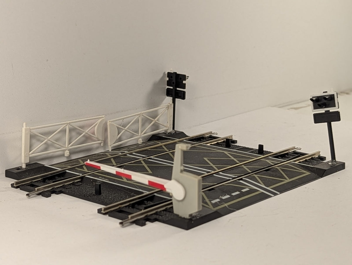 Hornby OO Gauge Double Track Level Crossing R636