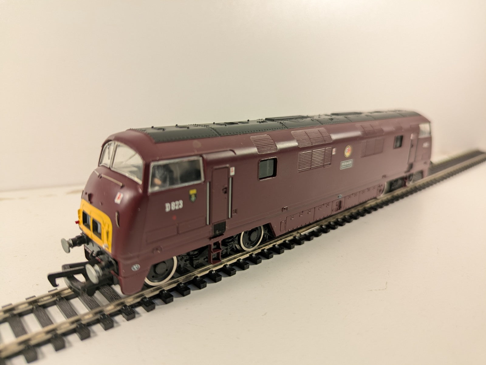 Mainline Railways 37-073 Class 43 “Warship” D823 “Hermes” BR Maroon