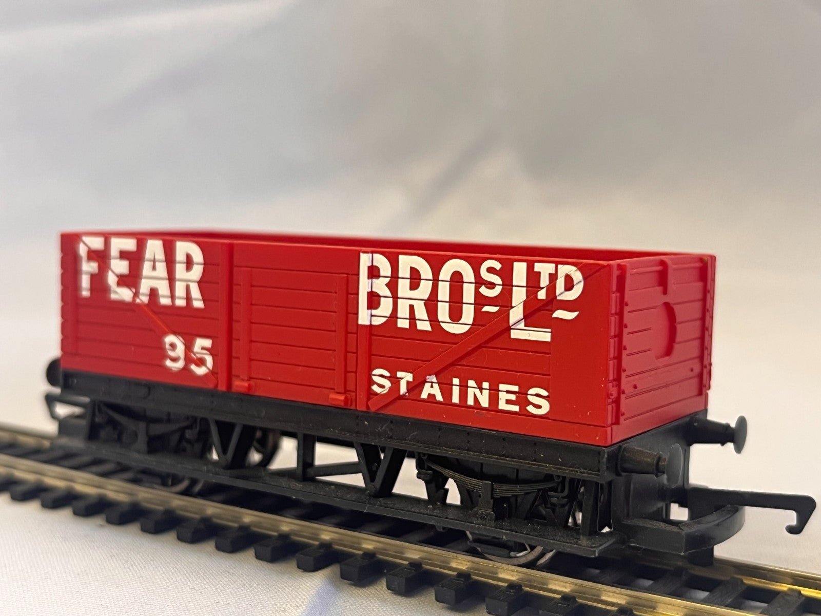 Hornby R1111 OO Gauge Fear Bros Staines LWB 7 Plank Wagon