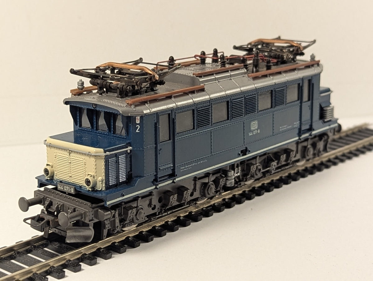 Roco HO Scale DB Class E 144 Electric Locomotive 144 071-8 DB Ocean Blue & Beige