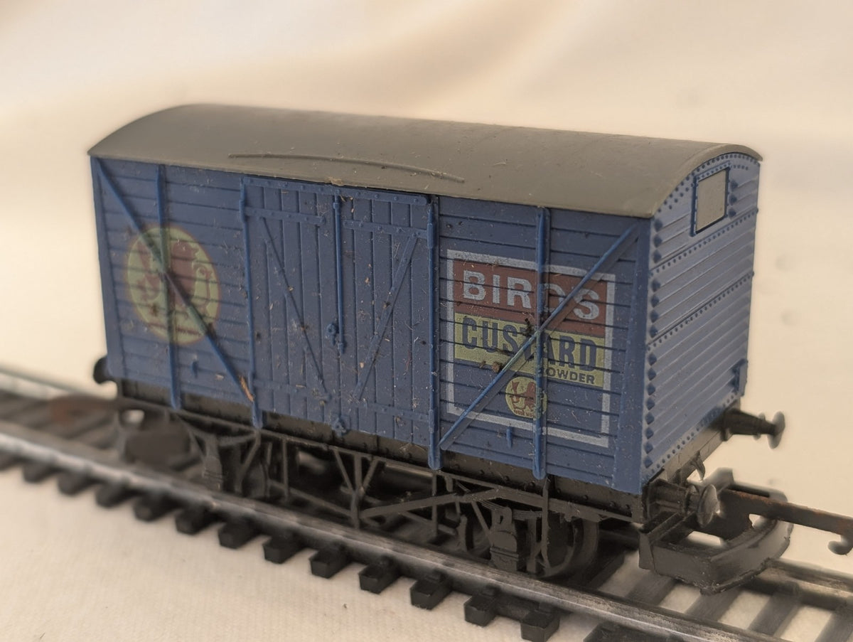 Lima 305607 OO Gauge 20 Ton Ventilated Van – “Bird’s Custard”