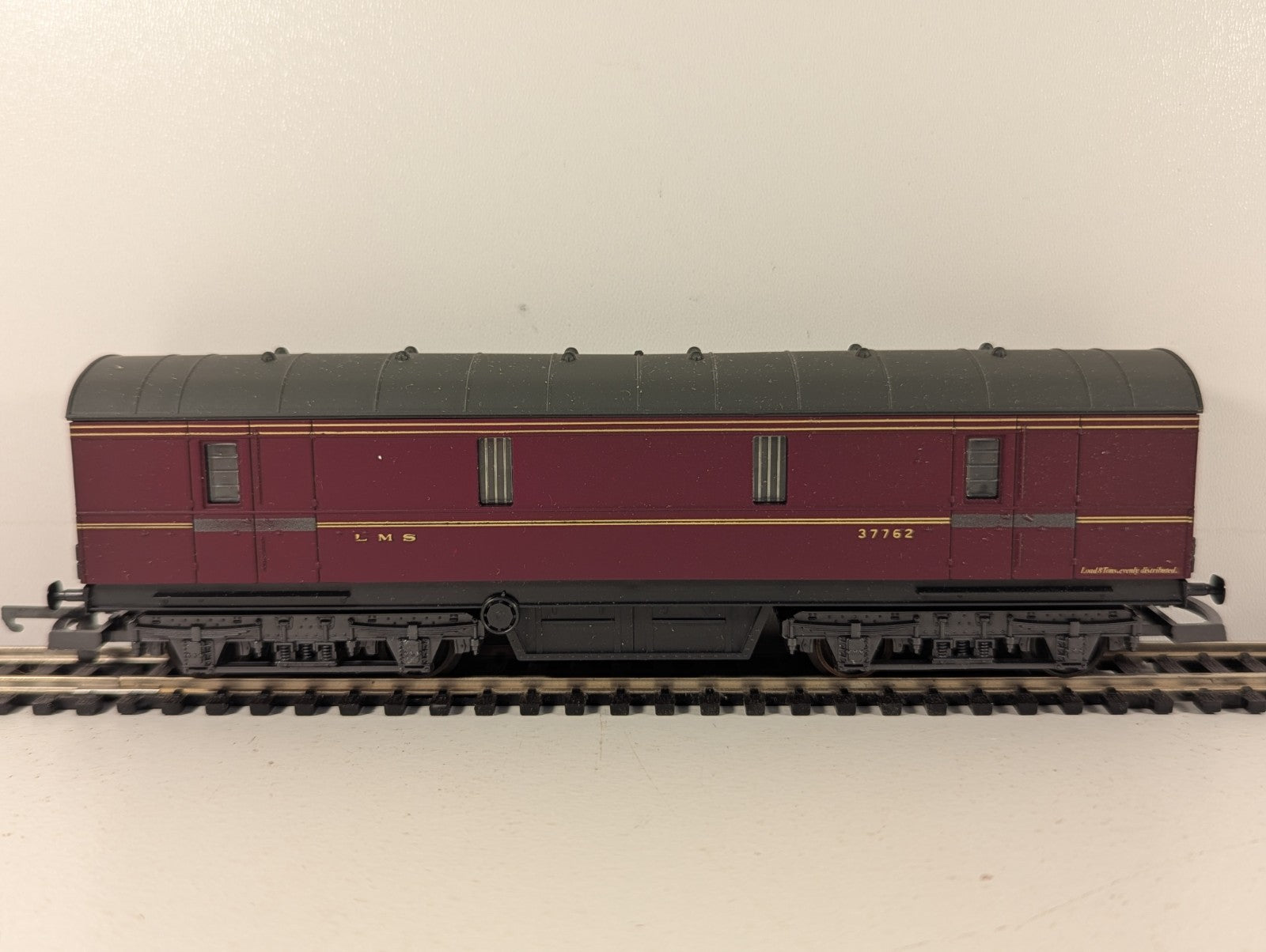 Lima 305358 LMS Maroon GUV Bogie Parcels Van OO Gauge Boxed