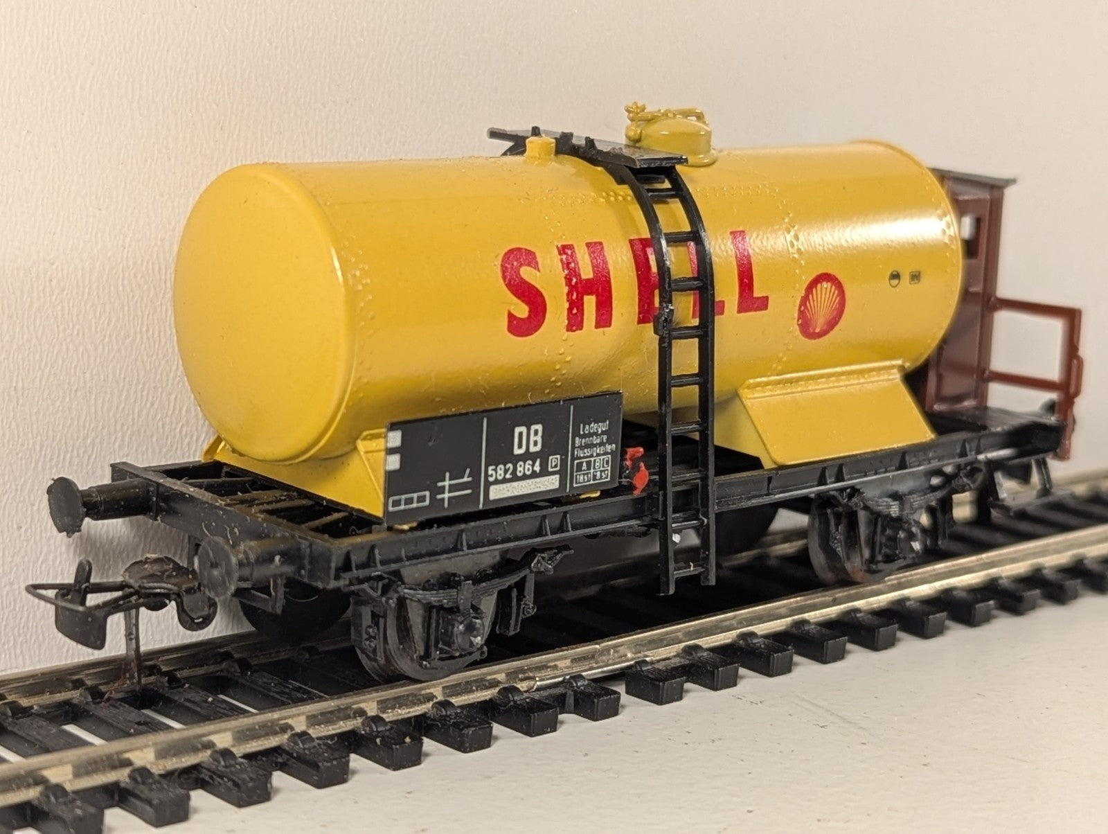 Schicht HO Gauge Shell Oil Tanker Wagon