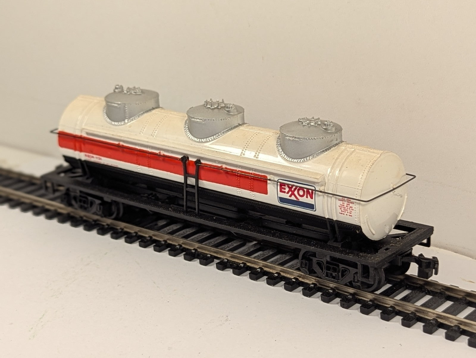 Bachmann HO Gauge Exxon 3-Dome Tank Car