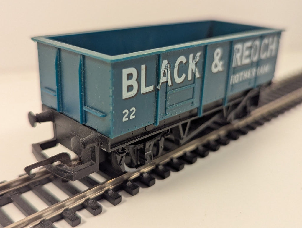 Hornby R021 – 20-Ton Steel Mineral Wagon ‘Black & Reoch 22’