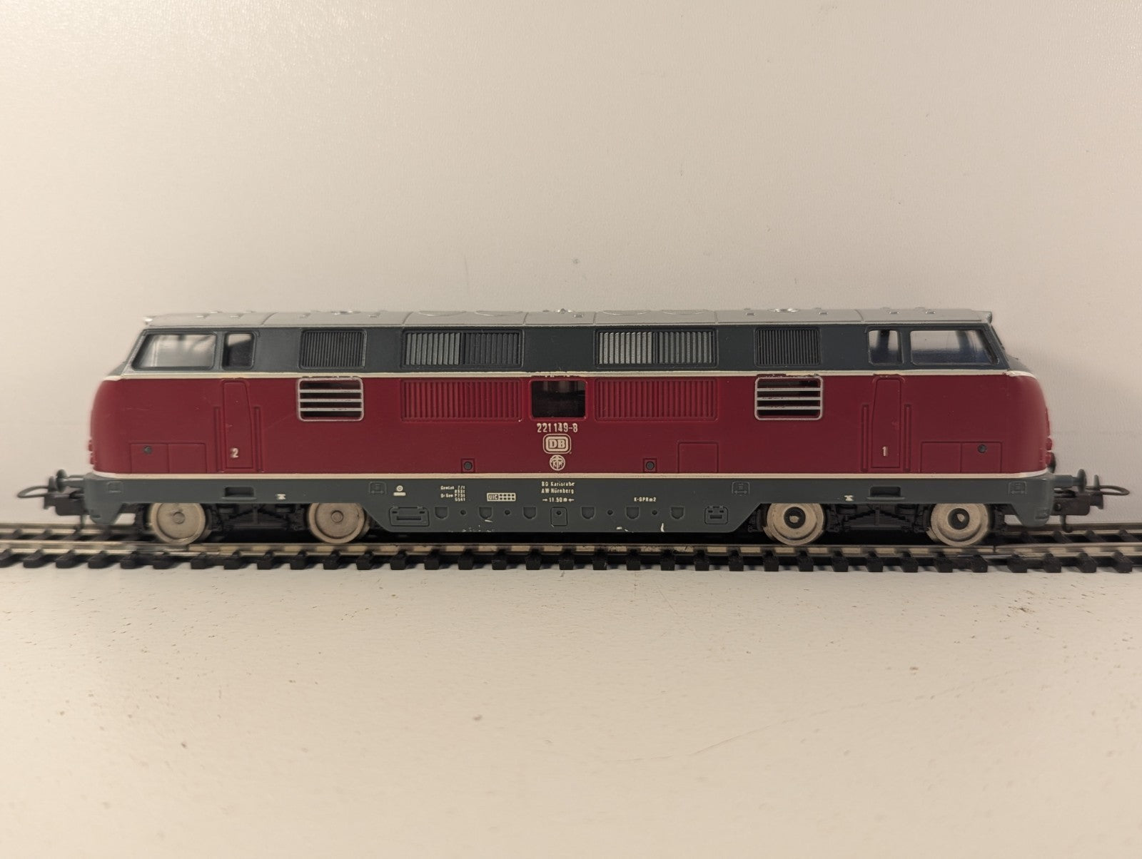 Lima HO Gauge DB Class 221 Diesel Locomotive 221 149-8 DB Crimson & Grey