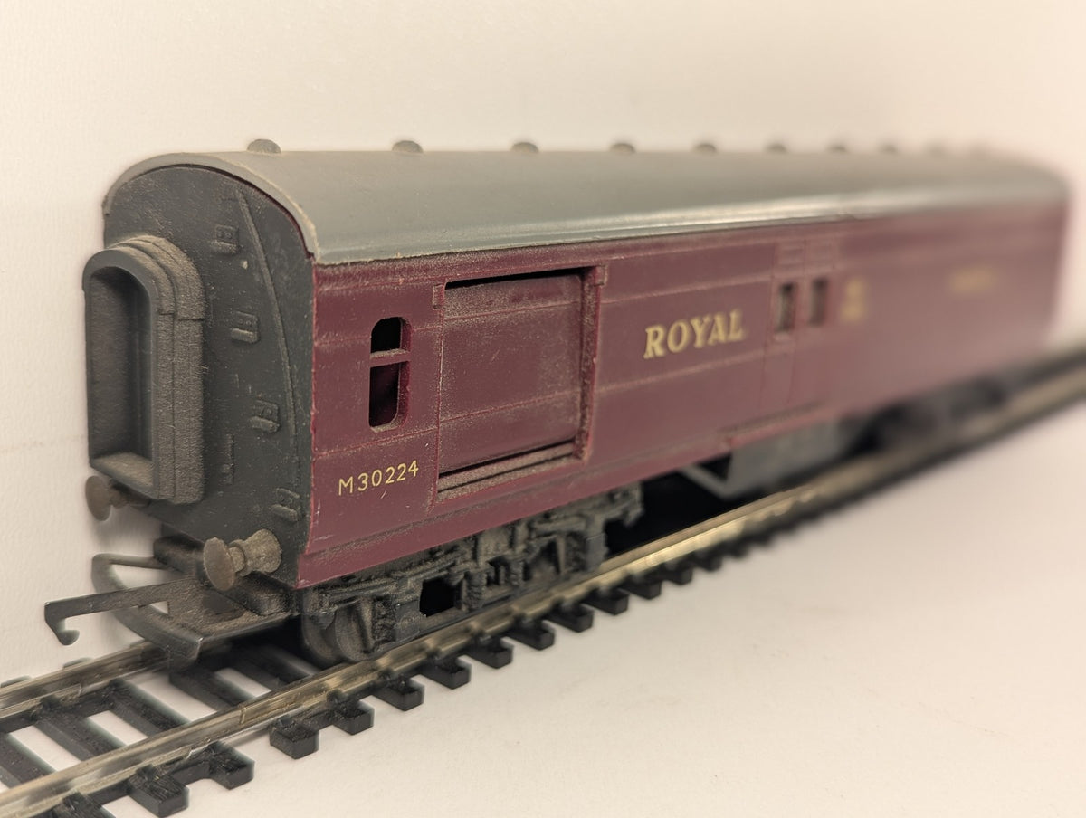 Tri-ang OO Gauge Operating Royal Mail Coach Passenger Coach M30224 BR Maroon R23