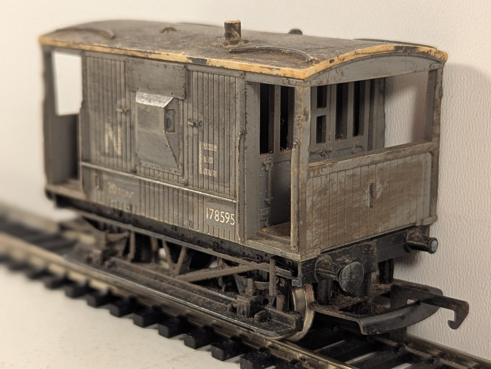Hornby OO Gauge LNER 20 Ton Goods Brake Van 178595 LNER Grey