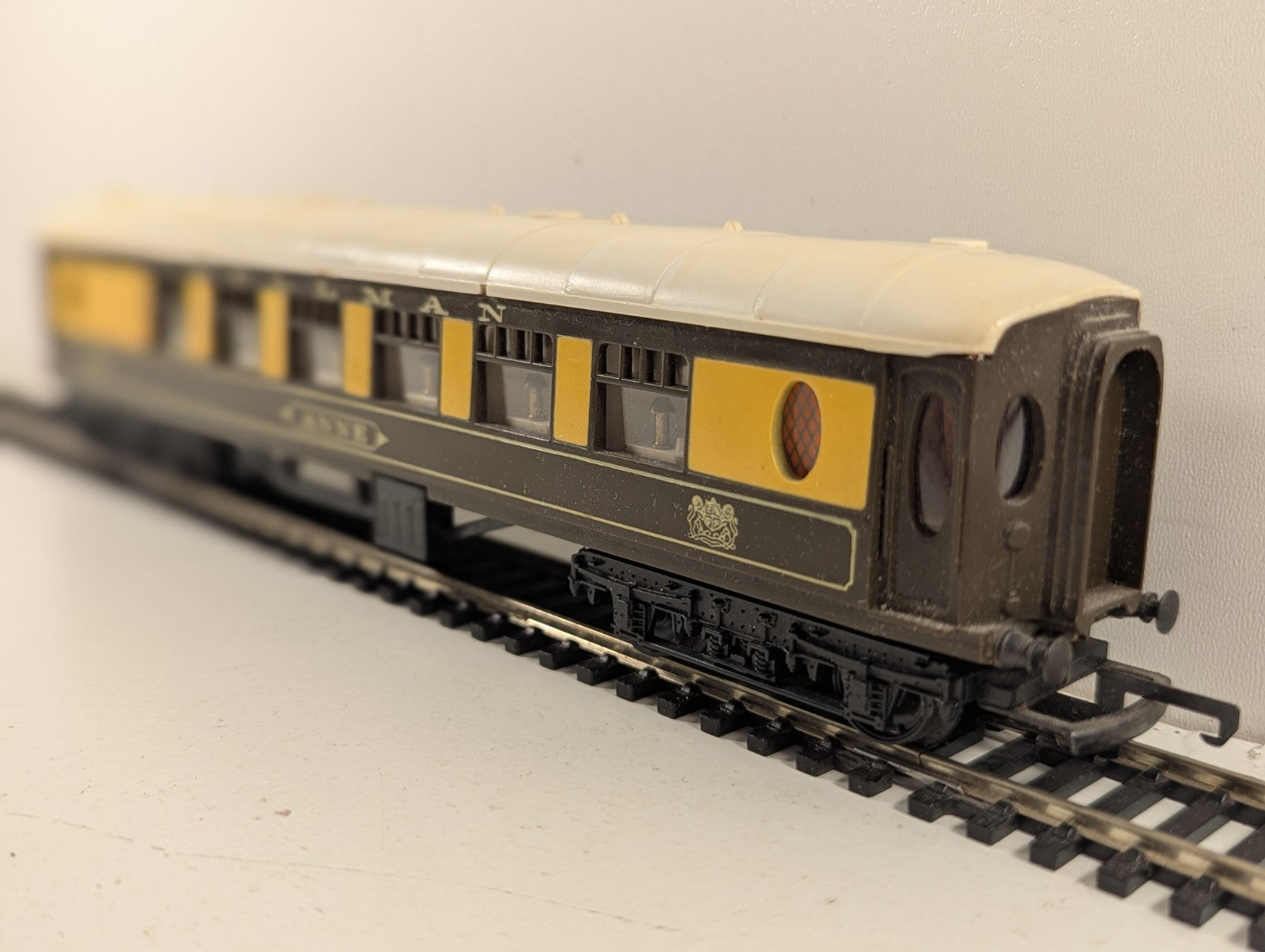 Tri-ang R228 OO Gauge 9-Inch Pullman 1st Class Parlour Coach "Anne"