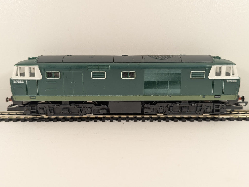 Hornby OO Gauge Class 35 Hymek Locomotive D7063 BR Green R.074