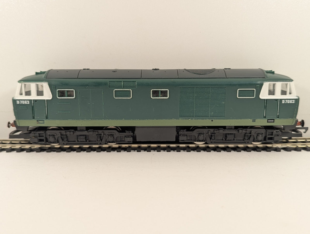 Hornby OO Gauge Class 35 Hymek Locomotive D7063 BR Green R.074