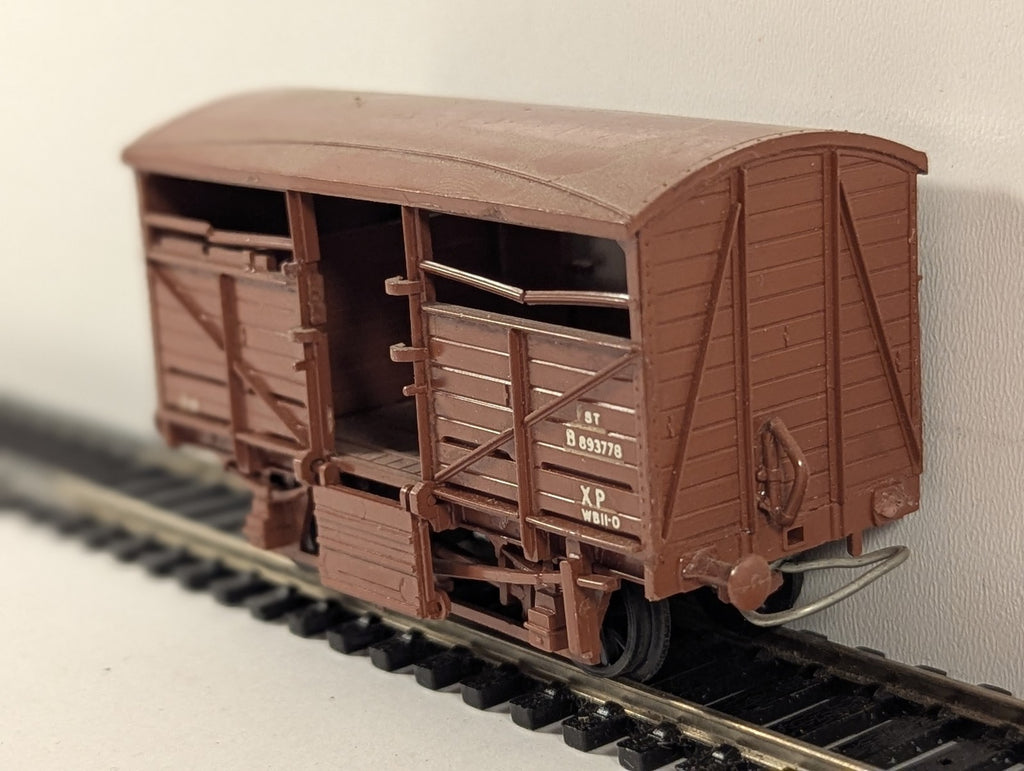 Airfix OO Gauge BR 8 Ton Cattle Wagon Goods Wagon B893778 BR Brown 54303