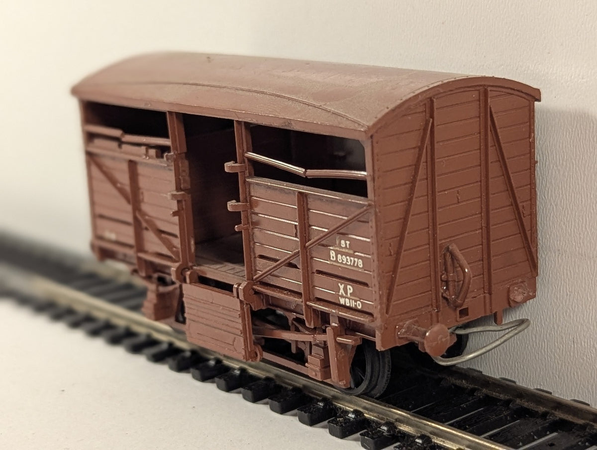 Airfix OO Gauge BR 8 Ton Cattle Wagon Goods Wagon B893778 BR Brown 54303
