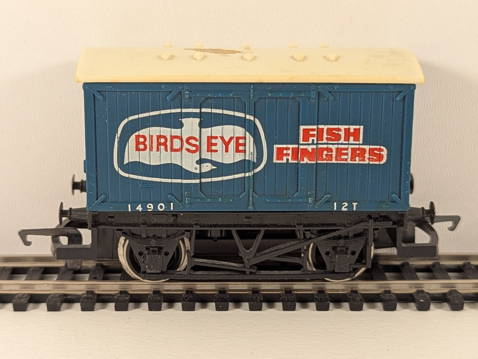 Hornby R105 Birds Eye Fish Fingers Van – OO Gauge