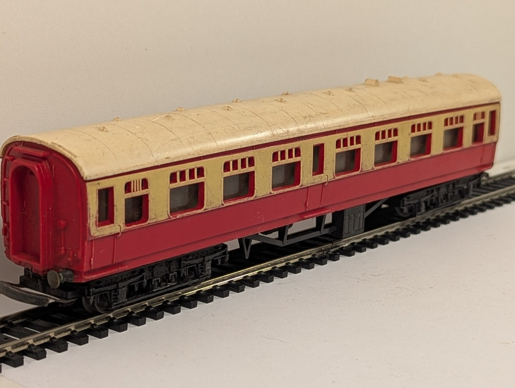 Tri-ang OO Gauge BR Maroon & Cream Composite Coach (Missing Buffer)