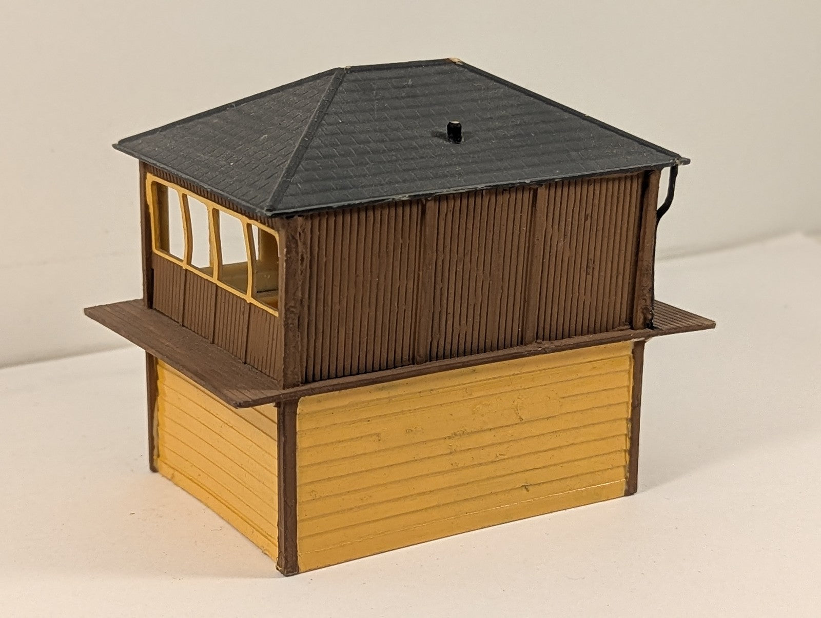 OO Gauge Timber Signal Box Brown and Yellow