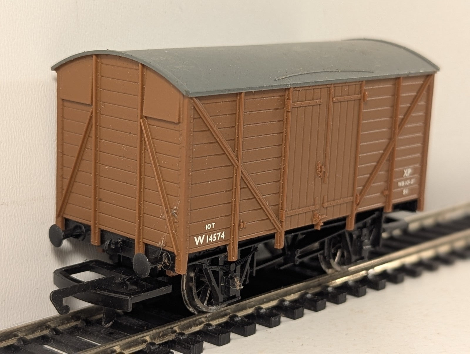 Hornby OO Gauge BR 10t Planked Ventilated Van Rolling Stock W14574