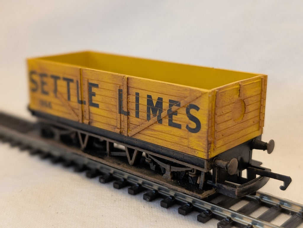 Hornby OO Gauge 5 Plank Wagon Goods Wagon 966 Settle Limes Yellow