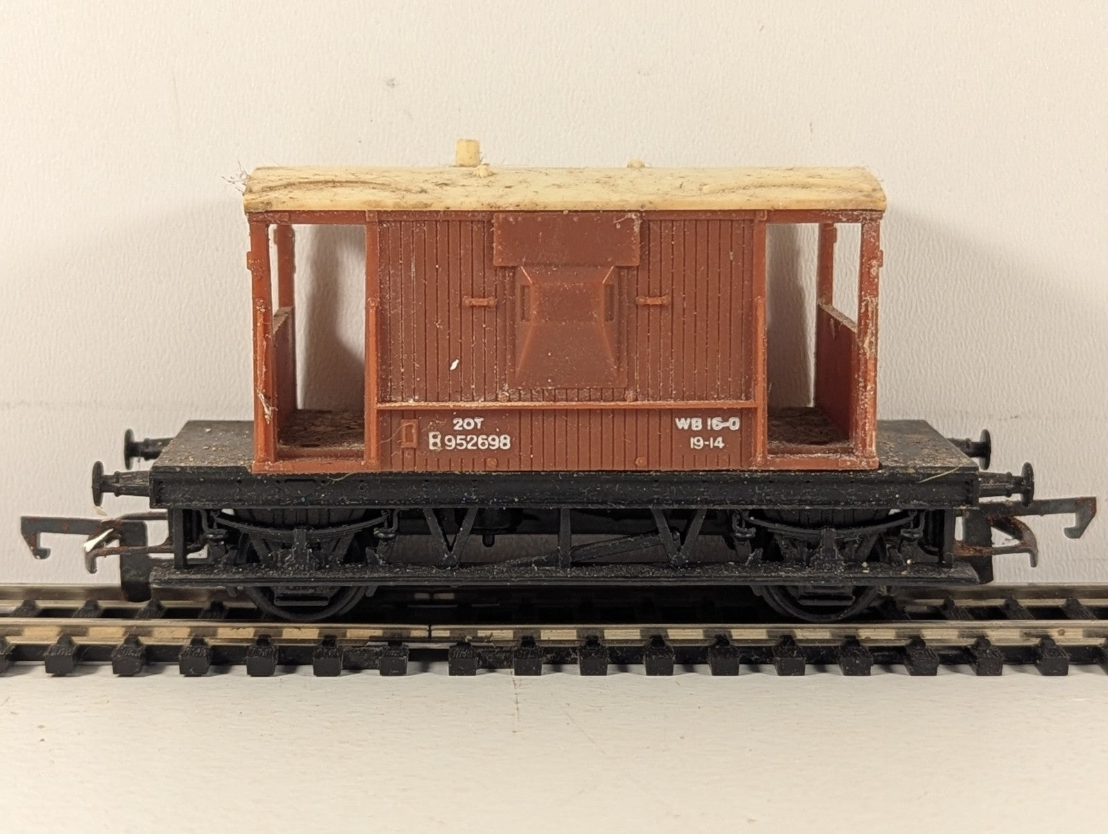 Tri-ang OO Gauge BR 20 Ton Goods Brake Van B952698 BR Bauxite