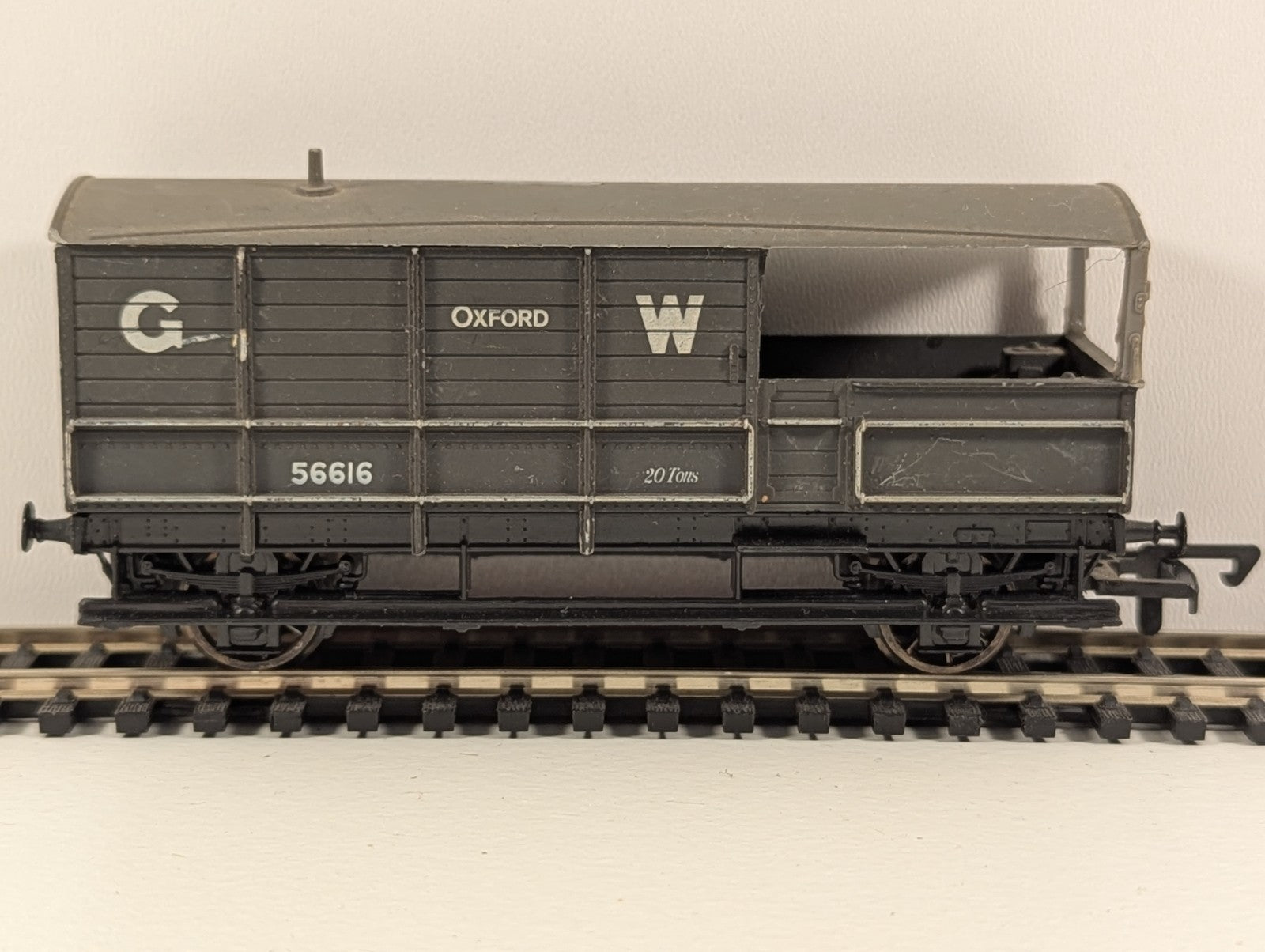 Airfix – Oxford 20 Ton Wagon (W56616, Missing Coupling) – OO Gauge