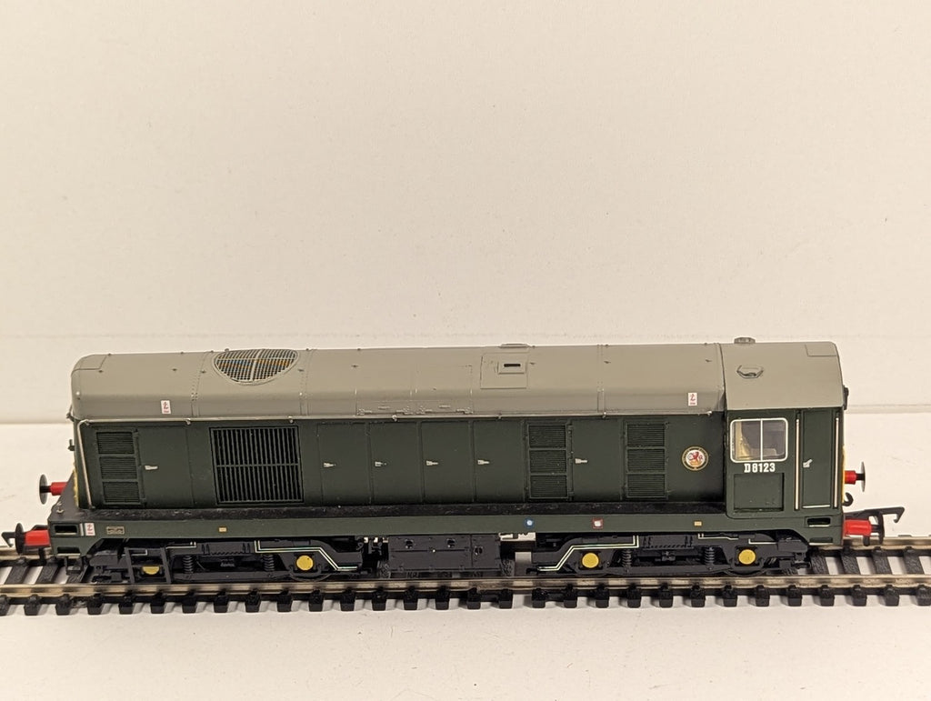 Bachmann OO Gauge Class 20 Locomotive D8123 BR Green 30-047 DCC Sound