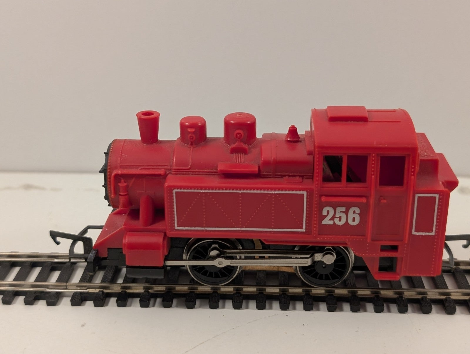 Hornby R256 OO Gauge “International” 0-4-0T Tank Locomotive in Red