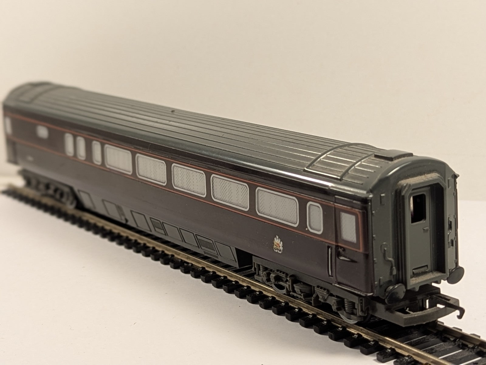 Hornby R439-0020 OO Gauge "The Duke's Saloon" Coach
