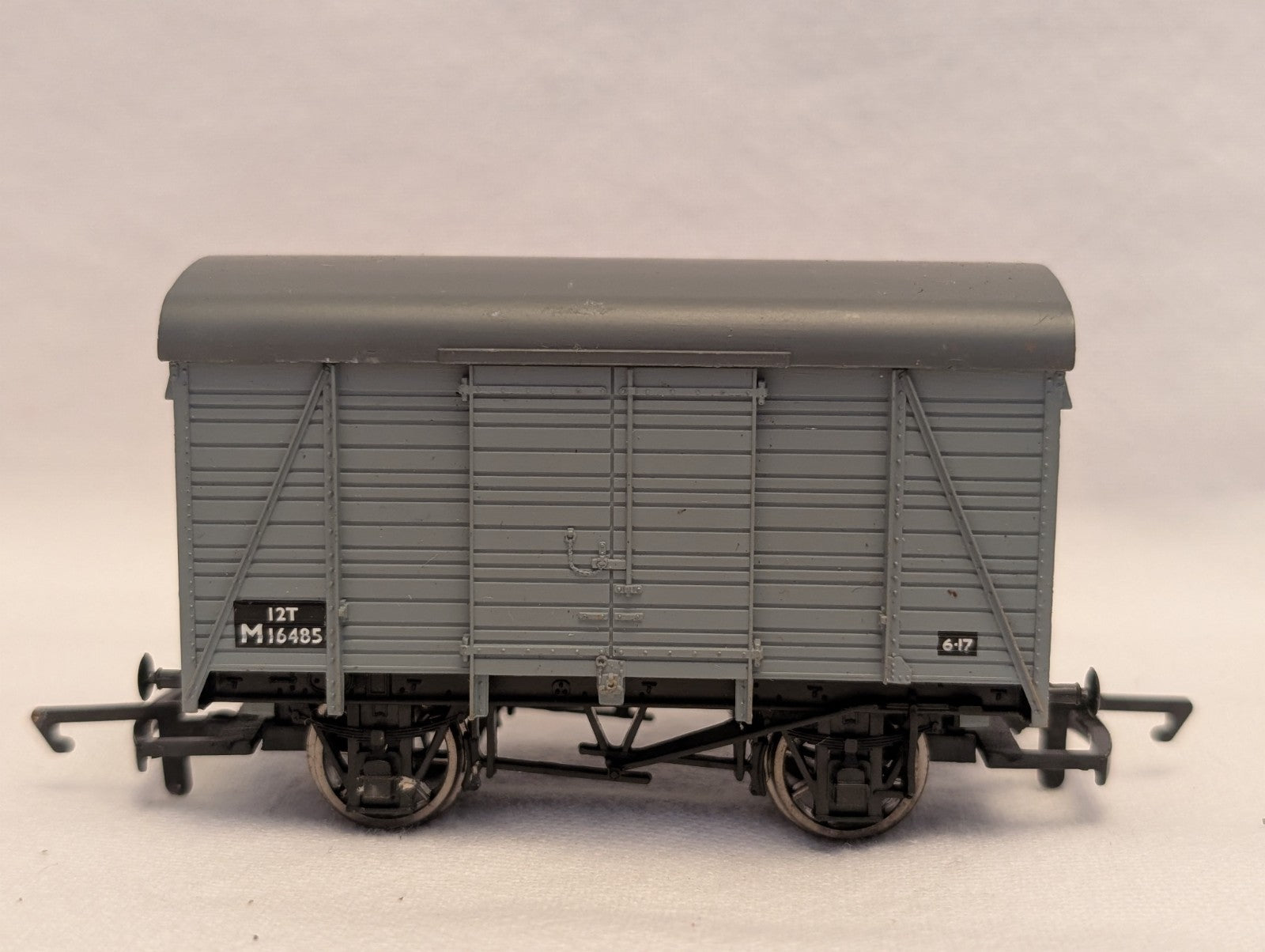 Hornby OO Gauge 12T Ventilated Van Goods Wagon M16485 BR Grey