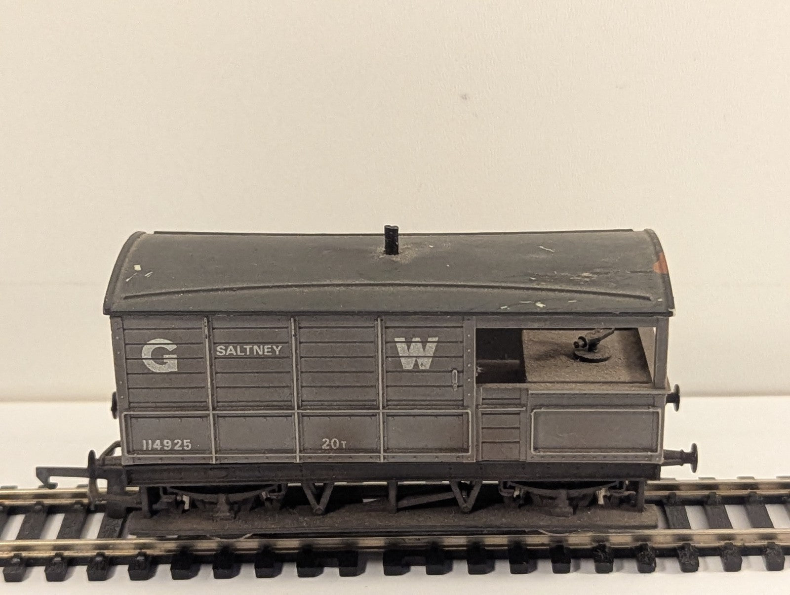 Hornby R107 OO Gauge GWR 20t Toad Brake Van Saltney 114925