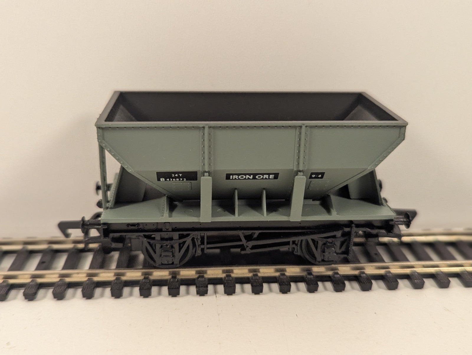 Replica Railways OO Gauge 24T Iron Ore Hopper B436872 boxed