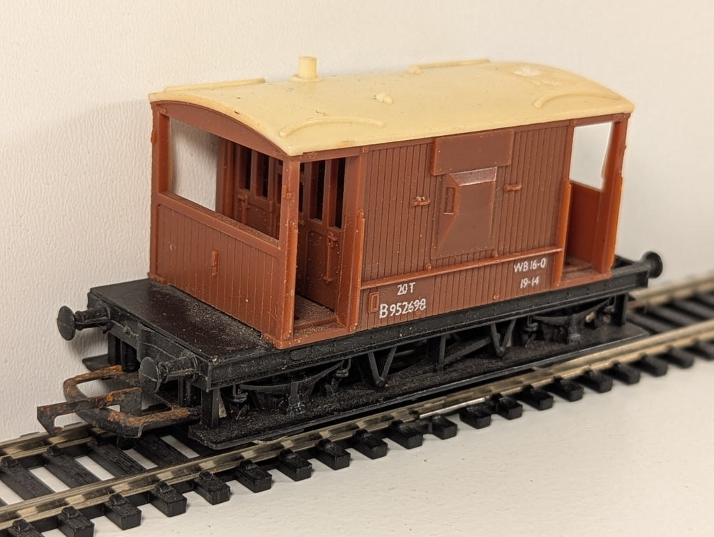 Tri-ang R016 BR 20-Ton Brake Van – OO Gauge