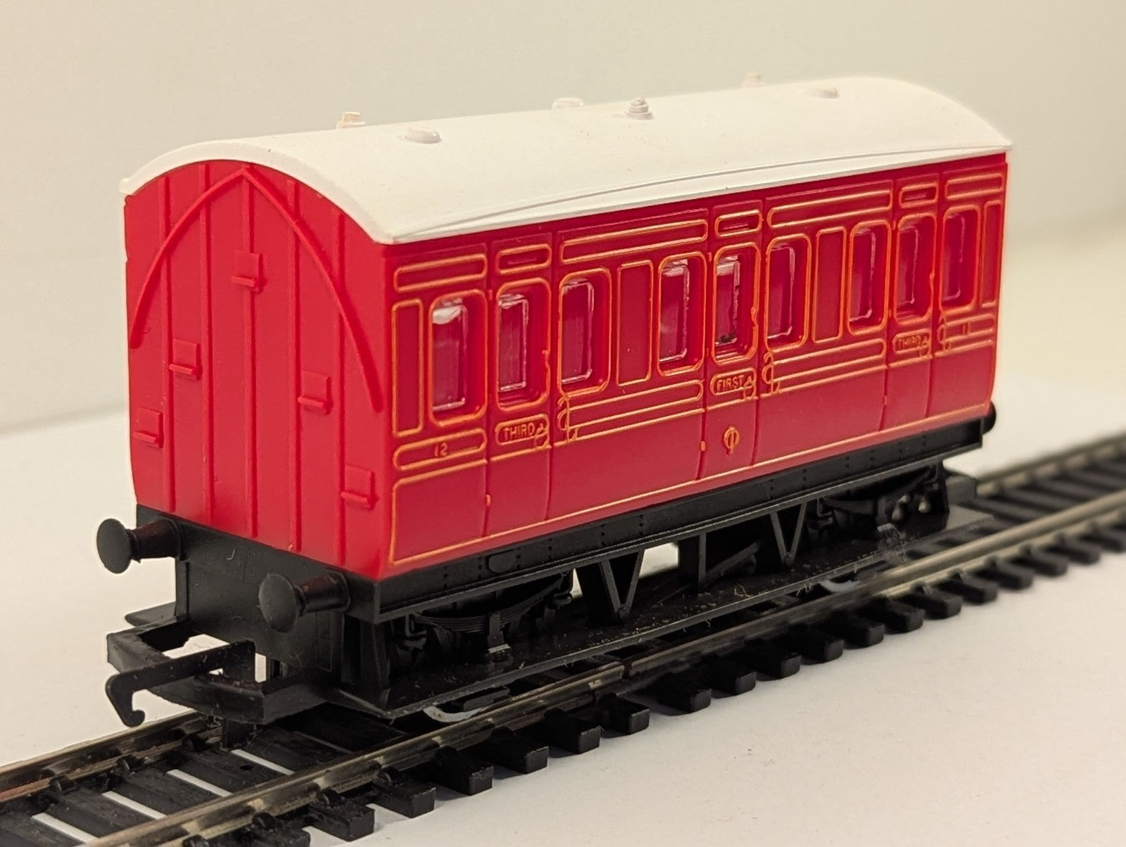 Hornby OO Gauge Compartment Red 4-Wheel Composite Coach Passenger Coach 12