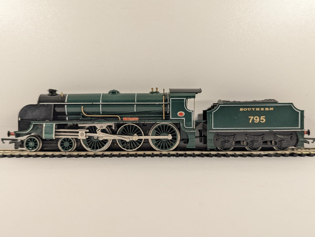 Hornby OO Gauge Class N15 King Arthur Class 'Sir Dinadan' Steam Locomotive 795