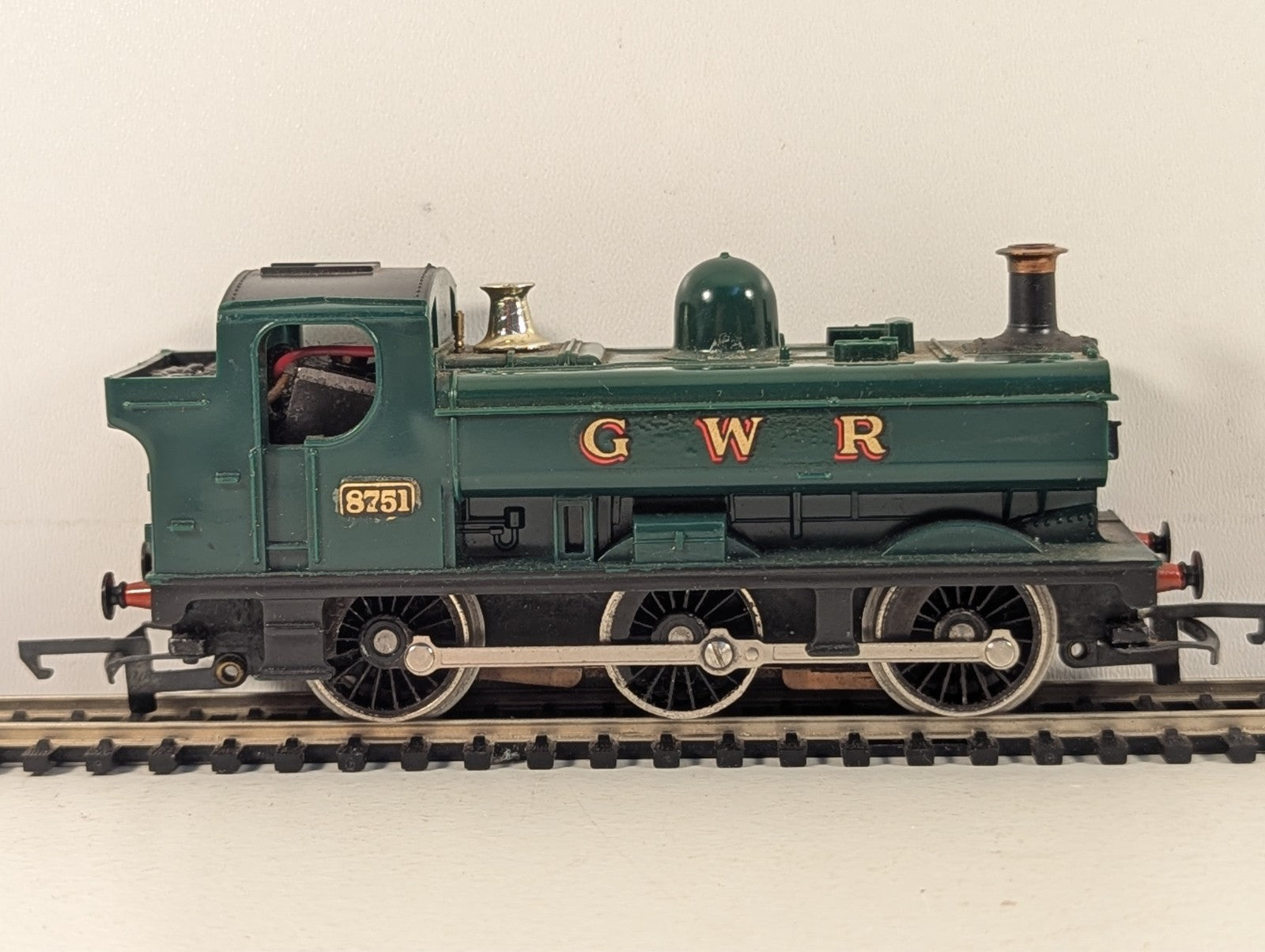 Hornby Railways R041 GWR 0-6-0 Pannier Tank Locomotive - damaged number plate