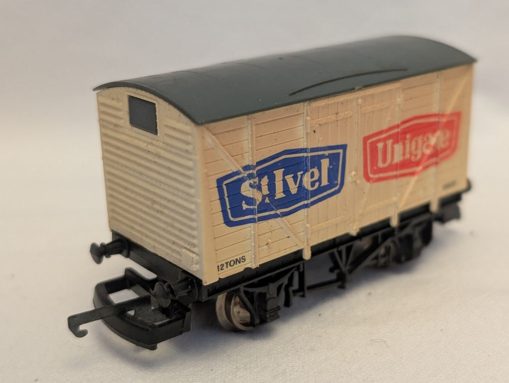 Lima OO Gauge St Ivel / Unigate 12 Ton Box Van Goods Wagon 68837